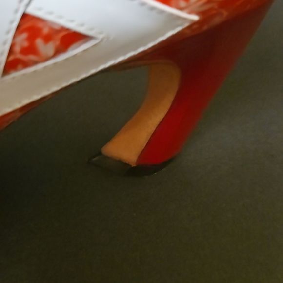 John Fluevog, red floral print(twist) heels.  Size 9.5. - Picture 9 of 9